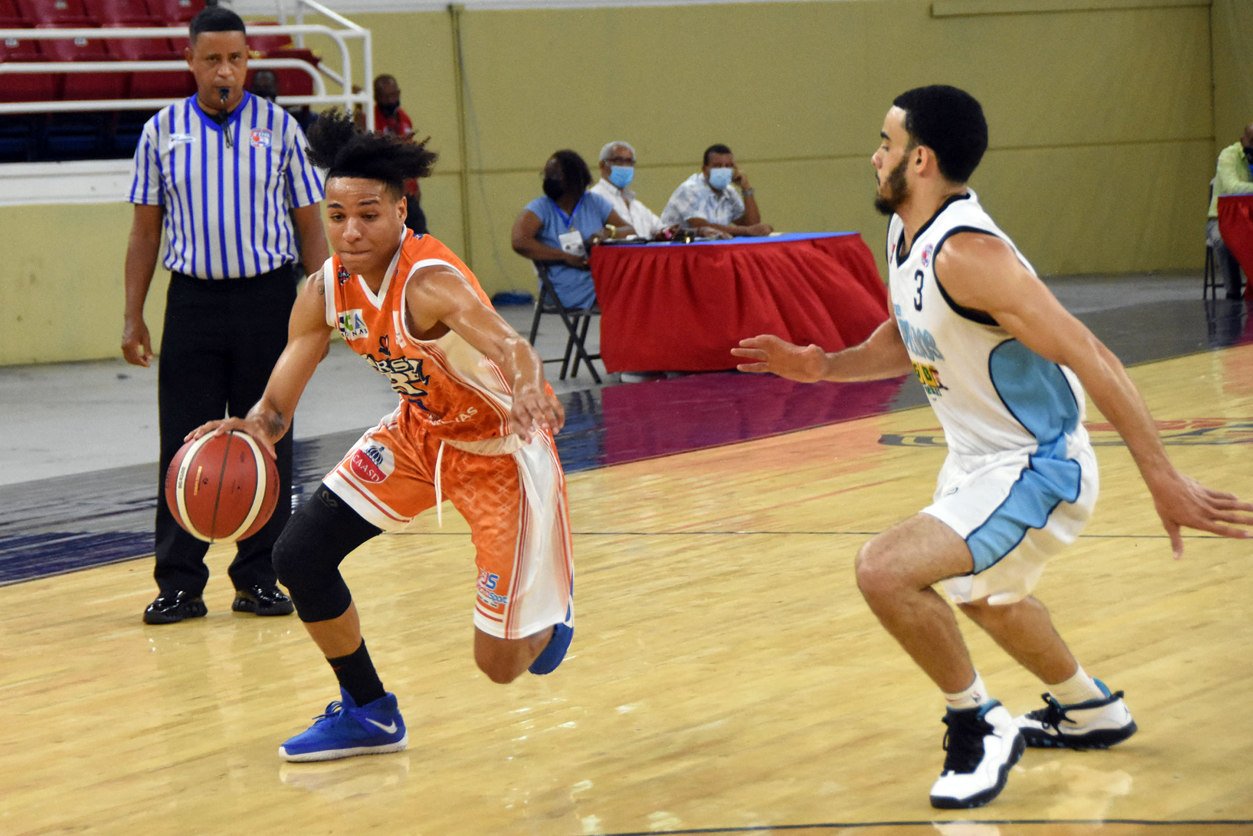 Richard Buatista (Manito), del club Huellas, driblea el balón defendido por César Ramírez, de Los Prados