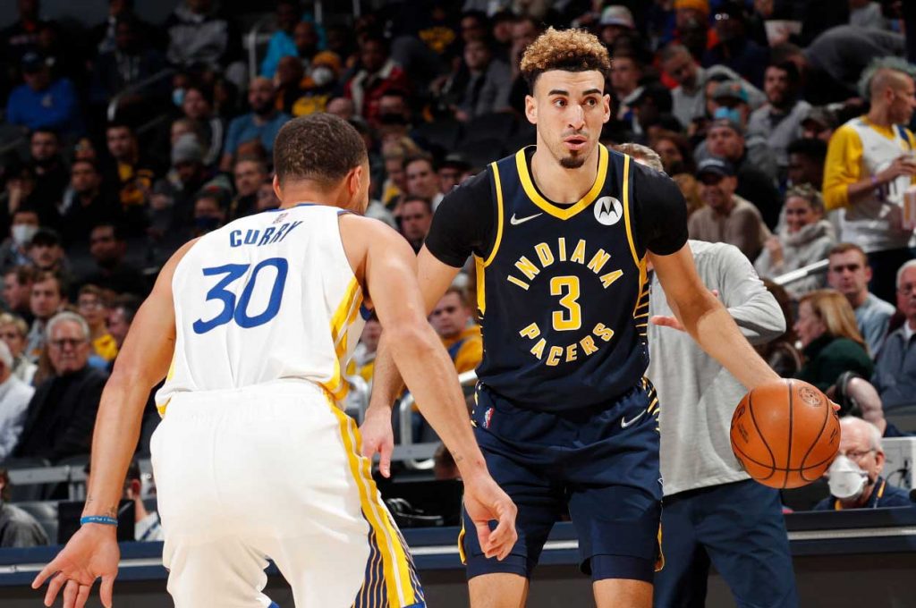 chris duarte ante la defensa de Sthepen Curry