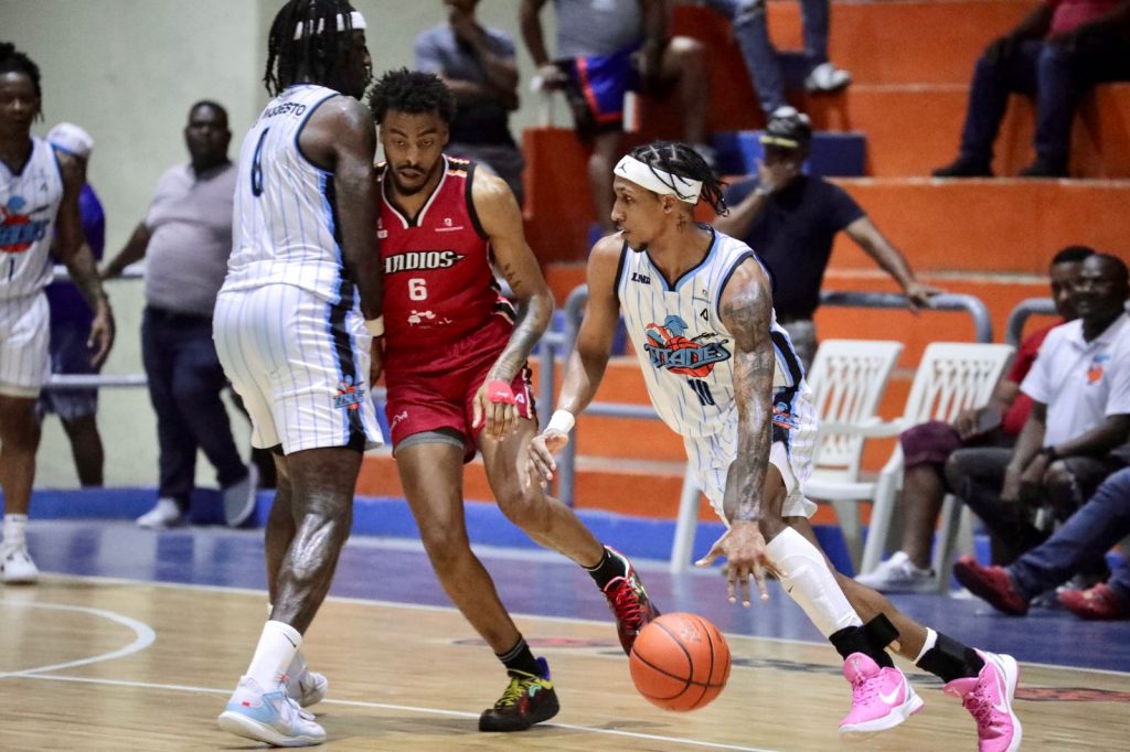 JASSEL PÉREZ, TITANES, CURTIS HOLLIS, INDIOS