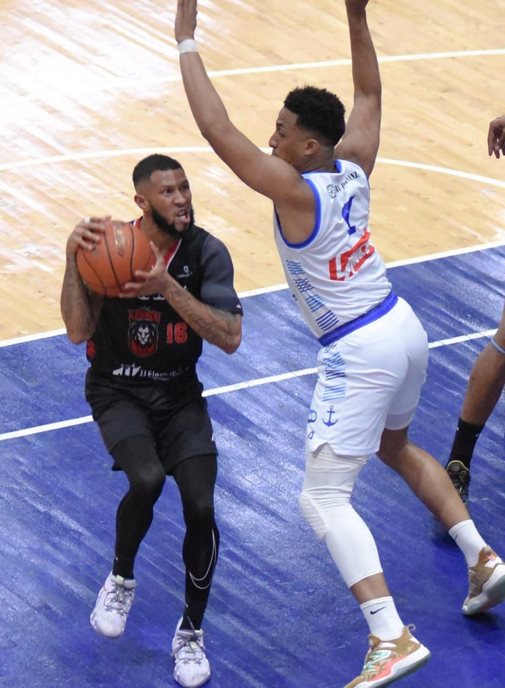 JAYSON VALDEZ, LEONES; SHAMIL BALLAS, MARINEROS