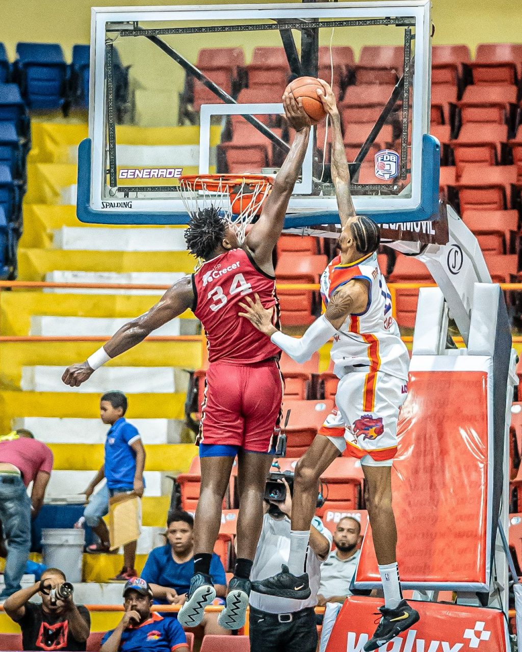 LUISMAL FERREIRAS, INDIOS; RAPHIAEL PUTNEY, REALES