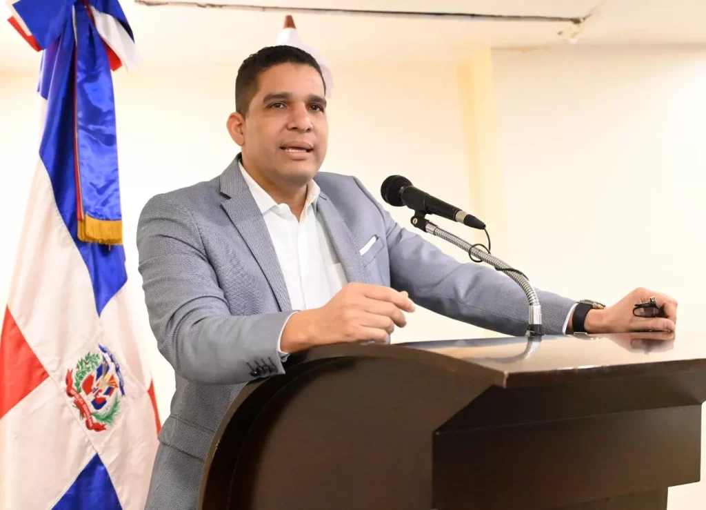 Rafael-Uribe-presidente-de-Fedombal-se-dirige-al-publico-presente-en-la-rueda-de-prensa.