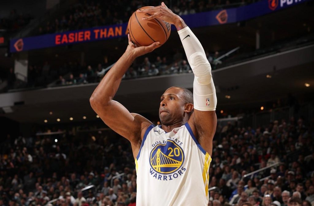 MILWAUKEE (AP) - Ryan Rollins estableció un récord personal de anotación por segundo encuentro consecutivo con 32 puntos, y los Milwaukee Bucks resistieron la ausencia de Giannis Antetokounmpo para vencer el jueves 120-110 a los Golden State Warriors. Antetokounmpo, quien llegó al jueves clasificado segundo en la liga en promedio de puntos (36.3) y rebotes (14), estaba lidiando con una molestia en la rodilla izquierda. Los Bucks anunciaron aproximadamente una hora antes del inicio del partido que el dos veces Jugador Más Valioso de la NBA había sido descartado. El astro griego observó el duelo desde el banco. Rollins acertó 13 de 21 disparos de campo y cinco de siete desde la línea de tres puntos apenas dos noches después de anotar 25 unidades en una victoria de 121-111 sobre los New York Knicks. Rollins, quien comenzó su carrera en la NBA con Golden State en 2022-23, distribuyó también ocho asistencias. Myles Turner agregó 17 puntos a la causa de los Bucks. Cole Anthony sumó 16 antes de salir por faltas con 7:34 minutos restantes para liderar una banca de Milwaukee que superó a los suplentes de Golden State por 38-29. Stephen Curry anotó 27 tantos, Jonathan Kuminga 24 y Jimmy Butler 23 por Golden State. Butler atrapó también 11 rebotes.