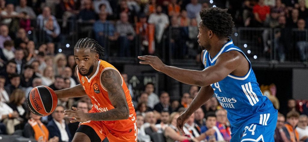 Jean Montero ante la defensa Andres Feliz