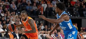 Jean Montero ante la defensa Andres Feliz