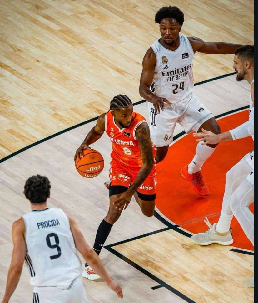 Jean Montero avanza ante la defensa de Andrés Feliz