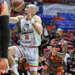 Mendoza coqueteó con triple-doble en triunfo de Santeros