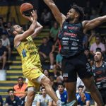 Santos doble-doble en avance de Aguada