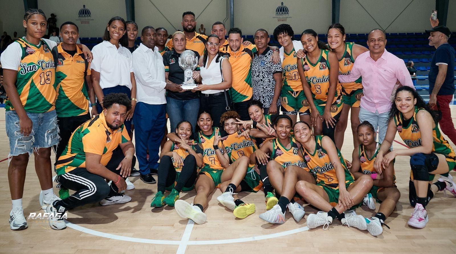 Edwin Castillo (Tatico), presidente de Abadina, y Wendy Castillo, de la empresa Seaboard “Energía Limpia”, entregan la copa Seaboard a Carmen Casado, gerente del club San Carlos.