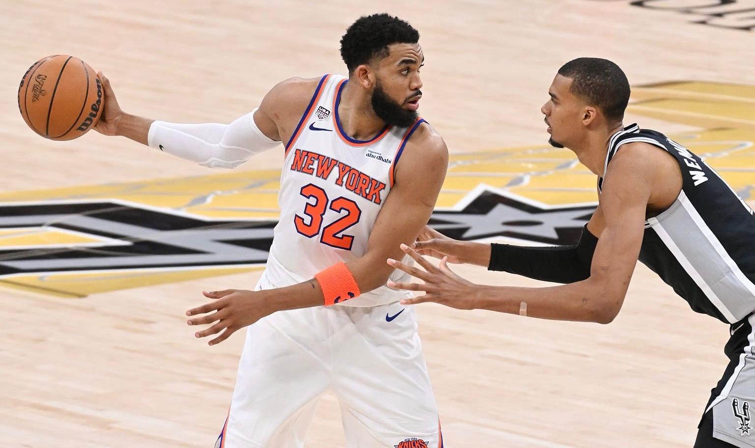 Karl Towns ante la defensa de Victor Wembanyama