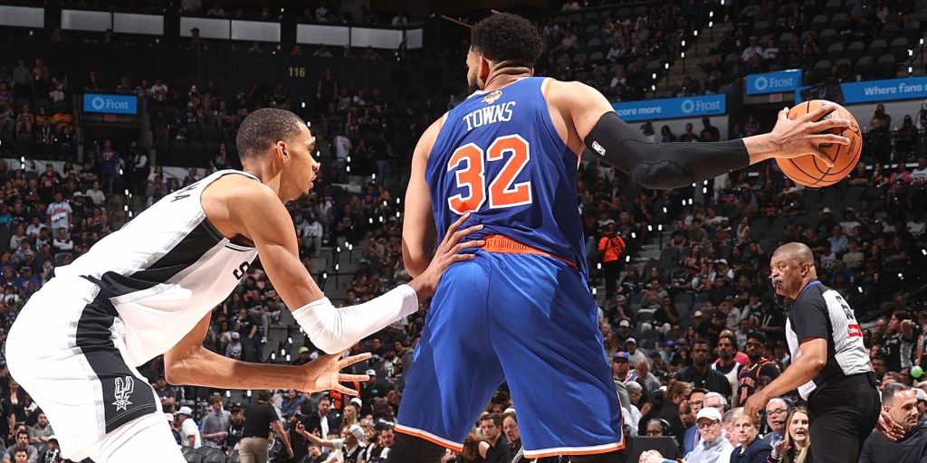 Karl Towns ante la defensa de Victor Wembanyama.