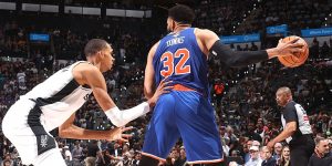 Karl Towns ante la defensa de Victor Wembanyama.