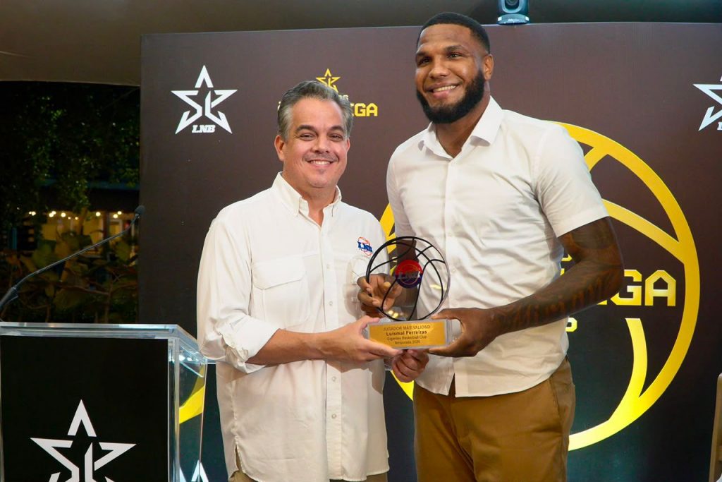 Antonio Mir entrega el galardón a Luismal Ferreiras