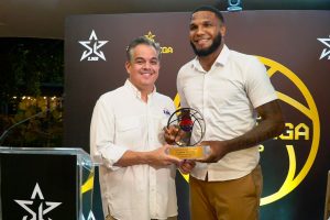 Antonio Mir entrega el galardón a Luismal Ferreiras