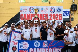 Jefry Espinal, gerente de Fénix, al centro, levanta la copa de campeón que le entregaron Junior Páez (Jipy) y José -Maíta- Mercedes.