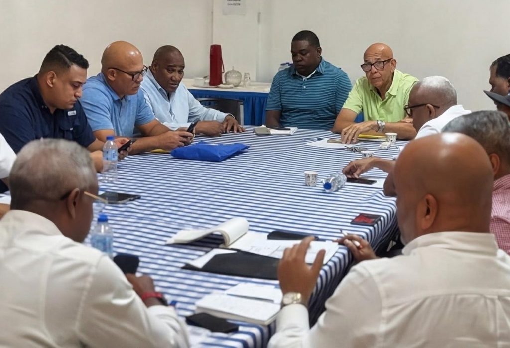 Vista de la reunión entre Edwin Castillo, Nelson Ramírez y los delegados de los clubes.