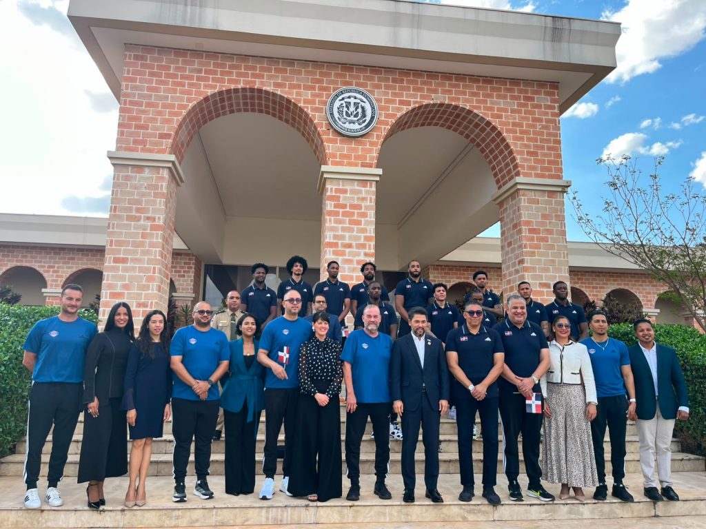Los integrantes de la selección nacional de baloncesto junto a Robert Takata, embajador dominicano en Brasil, y la delegación diplomática.Los integrantes de la selección nacional de baloncesto junto a Robert Takata, embajador dominicano en Brasil, y la delegación diplomática.