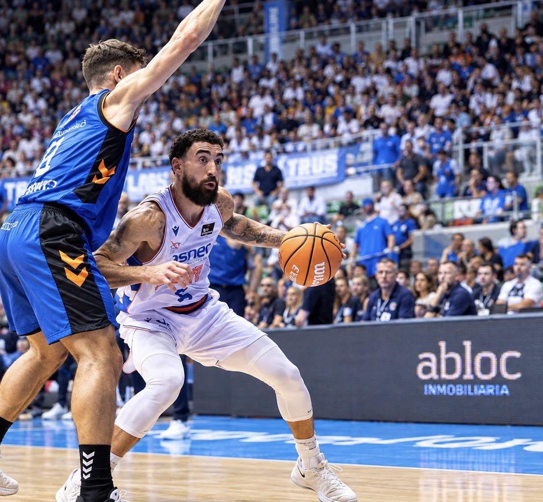 Chris Duarte en gestión ofensiva durante el encuentro entre Baskonia y Burgos