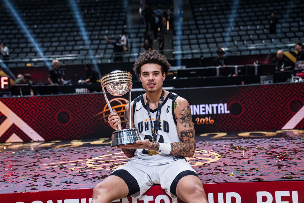 Lester Quiñones junto a su título de campeón en la Intercontinental Cup