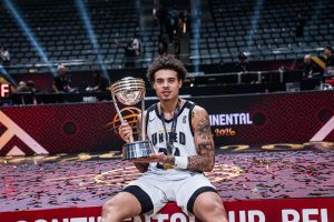 Lester Quiñones junto a su título de campeón en la Intercontinental Cup