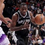 Jones 4 puntos, 5 rebotes, 14:17 minutos en derrota de Spurs ante Jazz
