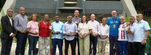 Edwin Castillo, presidente de Abadina, al centro, entrega las acreditaciones y pases de por vida a Inmortales, Viejas Glorias y Propulsores. Le acompañan, desde la izquierda, César Pilarte, Carlos Martínez, Mercedes Rondón, Teresa Durán, Alberto Ozuna, Johnny Duluc, Niurka Herrera, Cuqui Langa, Arturo Torres, Vinicio Muñoz, Junior Arias Noboa, Alex López y Fernando Teruel.