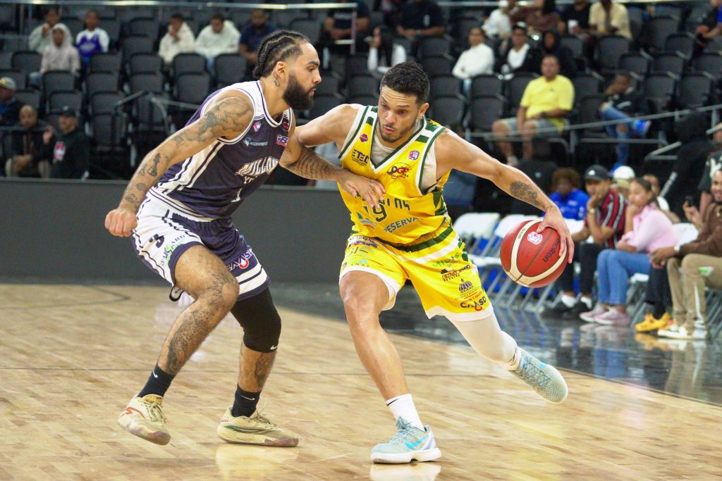Eddy Polanco ante la defensa de Jesse Zarzuela