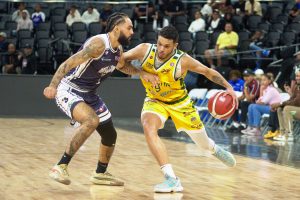 Eddy Polanco ante la defensa de Jesse Zarzuela