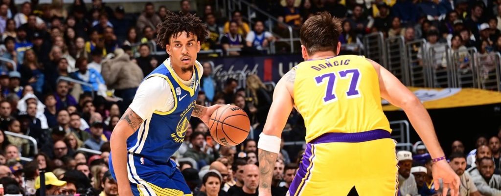 Yaxel Lendeborg ante la defensa de Luka Doncic.