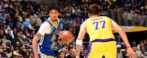 Yaxel Lendeborg ante la defensa de Luka Doncic.